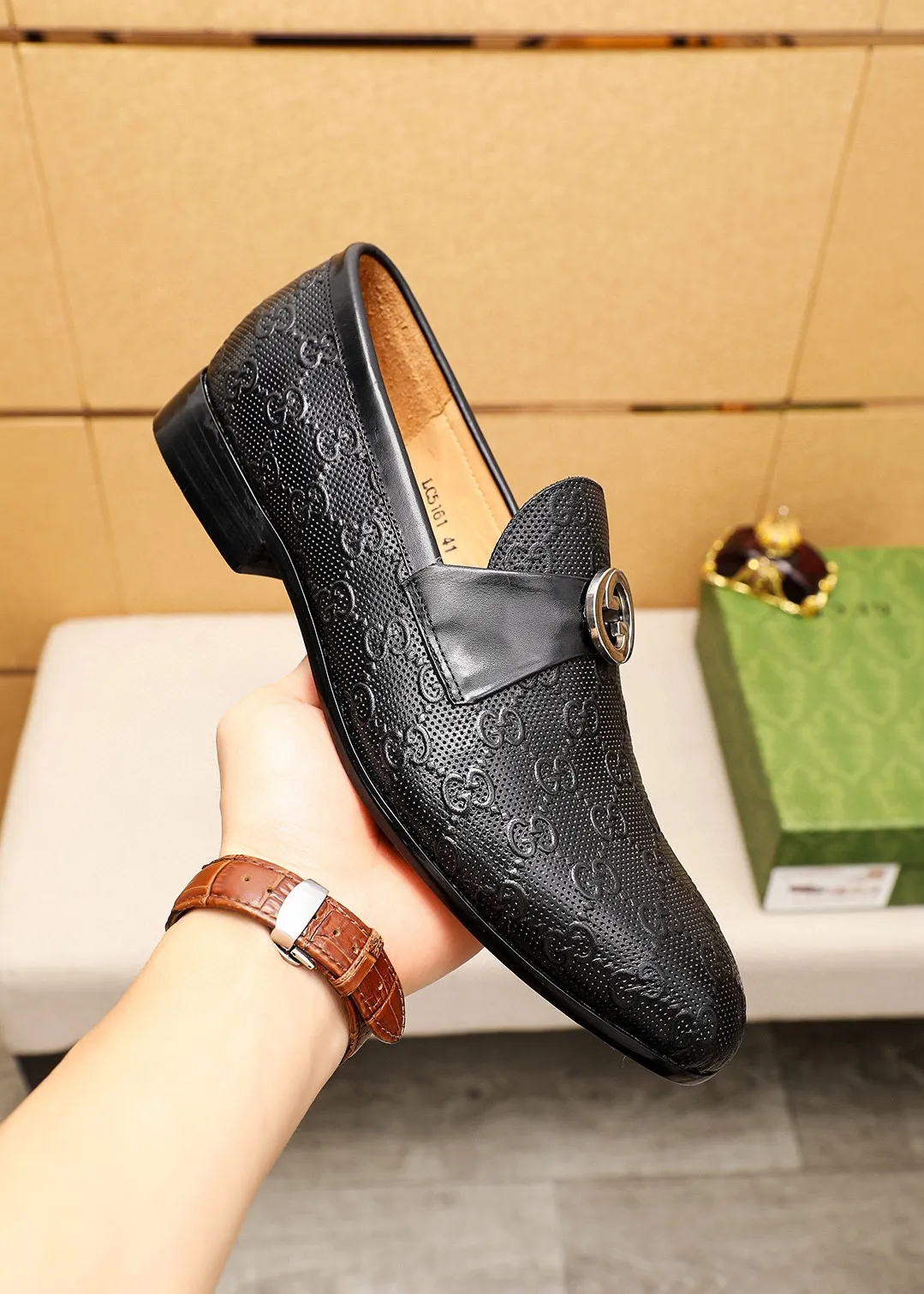 Men's shoes 💰462 💐 Product trademark: GUCCI "Gucci" casual leather shoes Regular size: 38-44 (45.46.47🉑️customized) Product materials: Selected imported first-layer cowhide embossed upper + luxury hardware buckle, imported cowhide leather lining. Strong three-dimensional visual effect, original outsole color: 1⃣️color optional